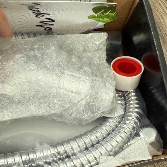 Briout Silver High Pressure Shower Head with Stainless Hose and Adjustable Mount - Picture 4 of 7